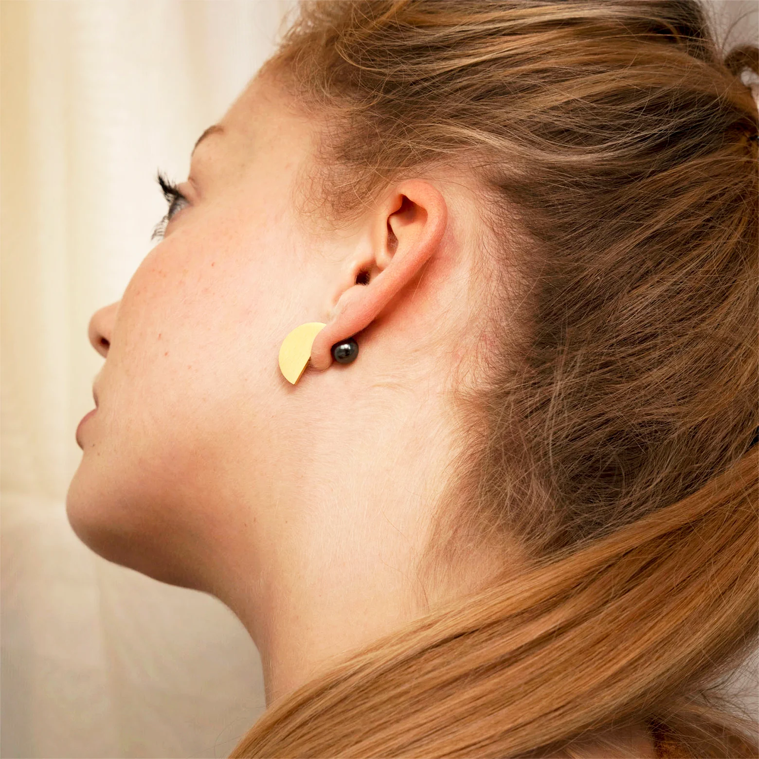 Halvcirkel ørering guld med perle - Image 3