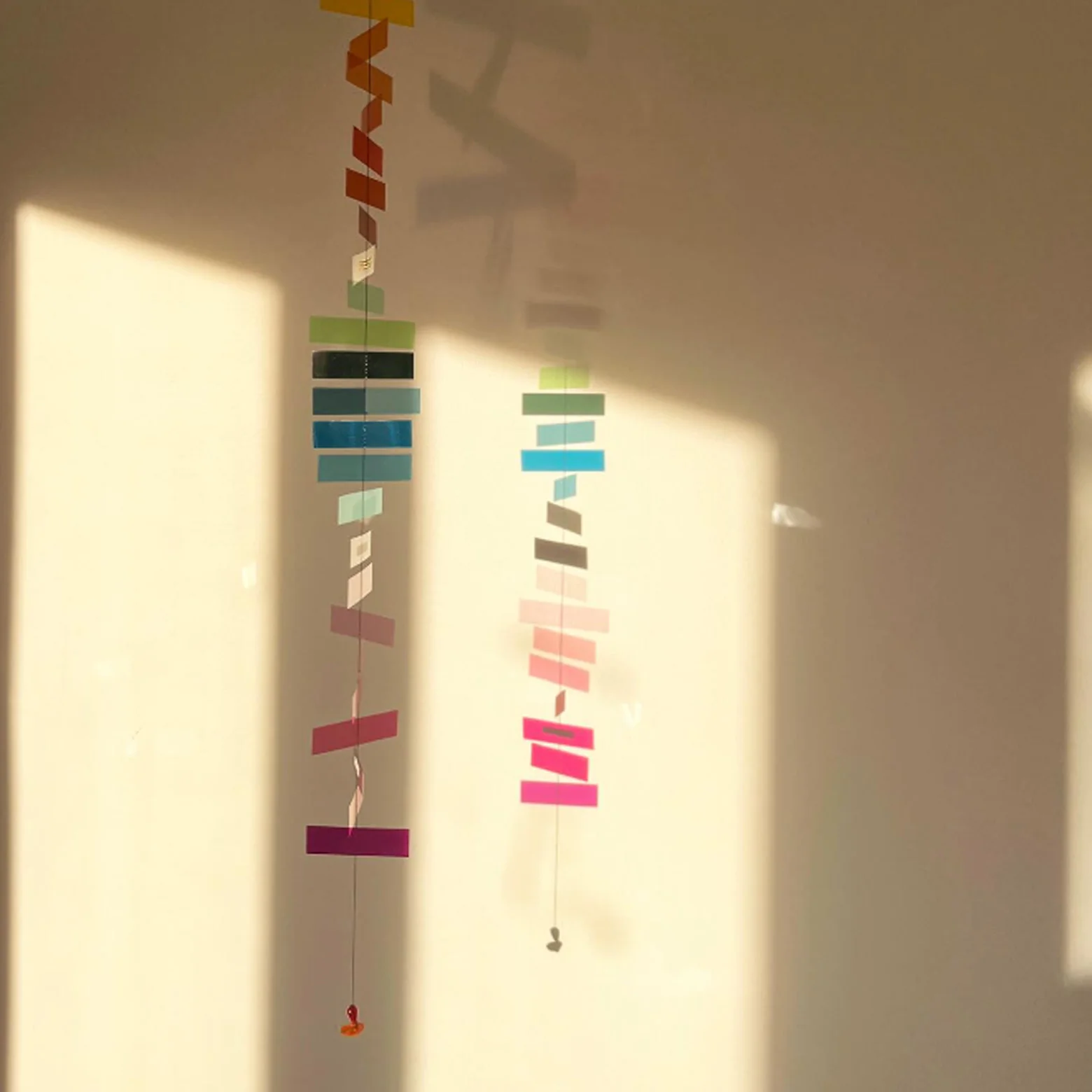 Installation med lysspil – regnbuefarver - Image 3